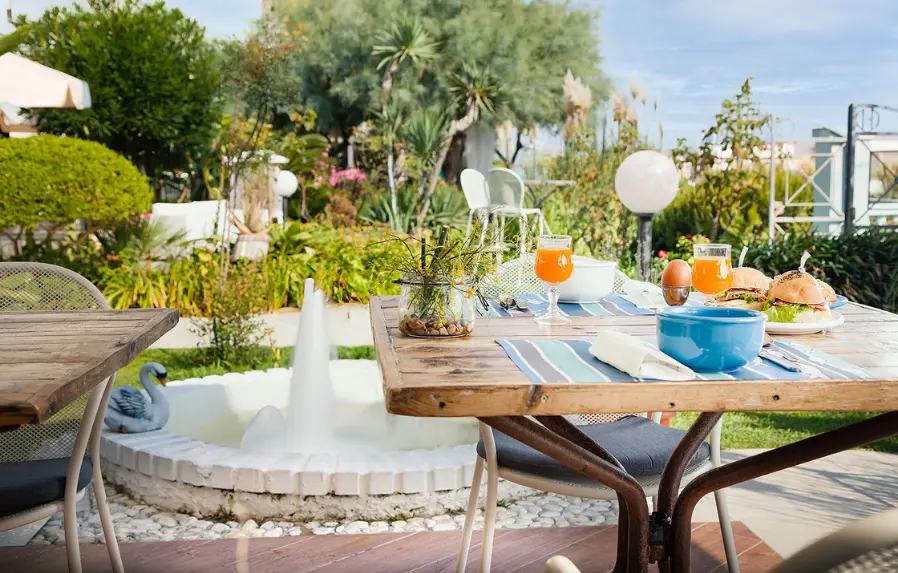 Colazione servita in giardino | Hotel Eliseo