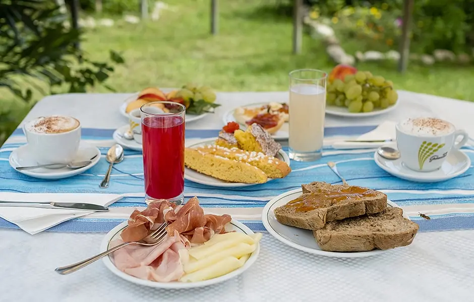 Colazione servita in giardino | Hotel Eliseo